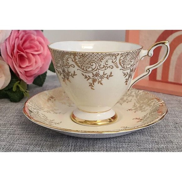 Vintage Rare Royal Standard Pale Yellow/Beige and Gold‎ Teacup and Saucer - Picture 2 of 8
